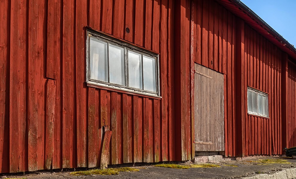 Falu-red_barn_on_Röe_Gård Wikimedia Commons