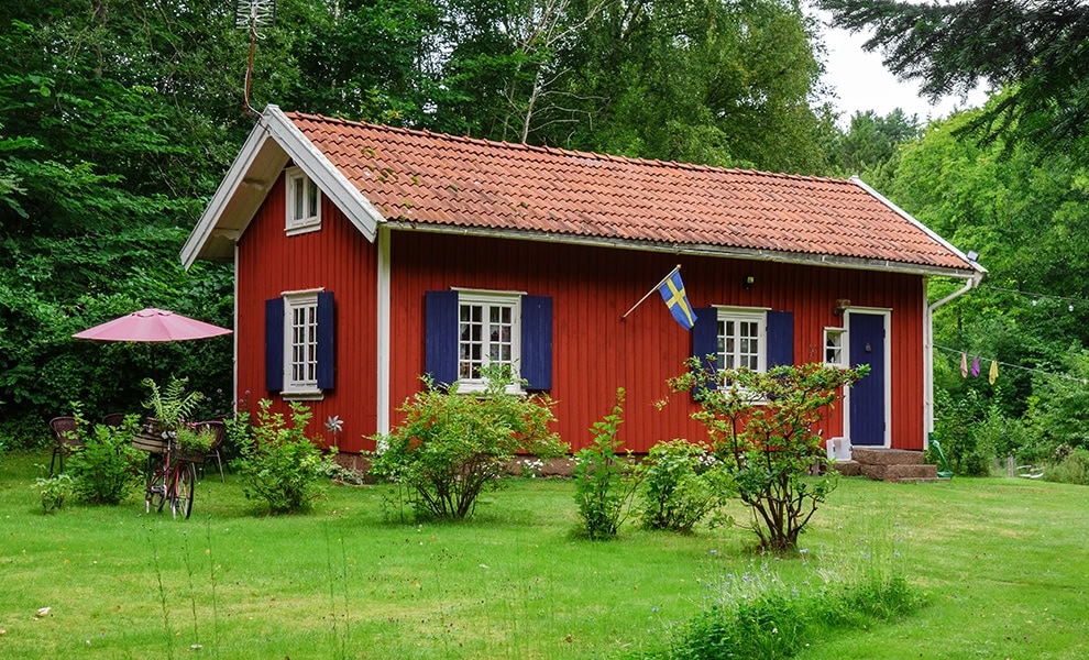 Falu_red_cottage_next_to_Myrstigen_1 Wikimedia Commons