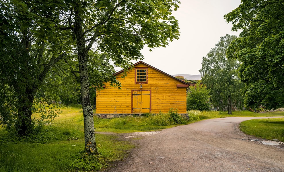 Yellow barn - pexels - Photo by Bob Jenkin