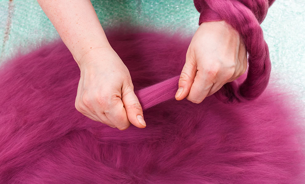 Laying out carded fibres for felting
