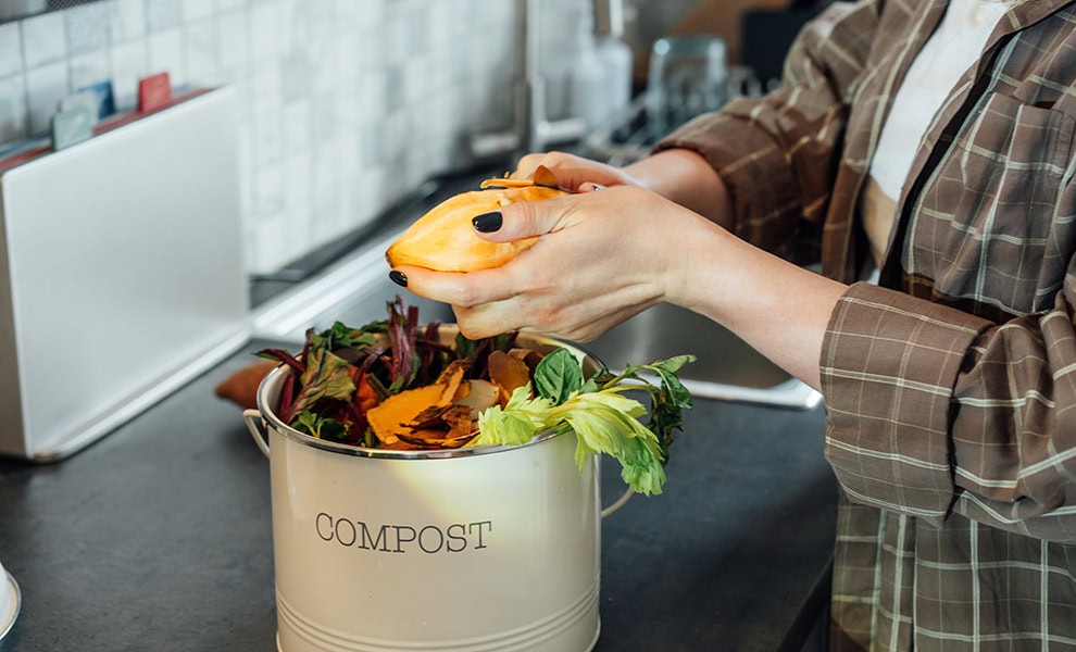 Collecting compost scraps in worktop kitchen bin