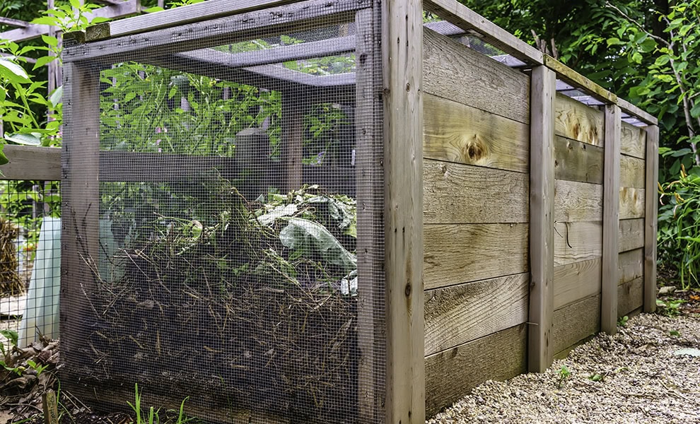 Wood and wire mesh copost heap system