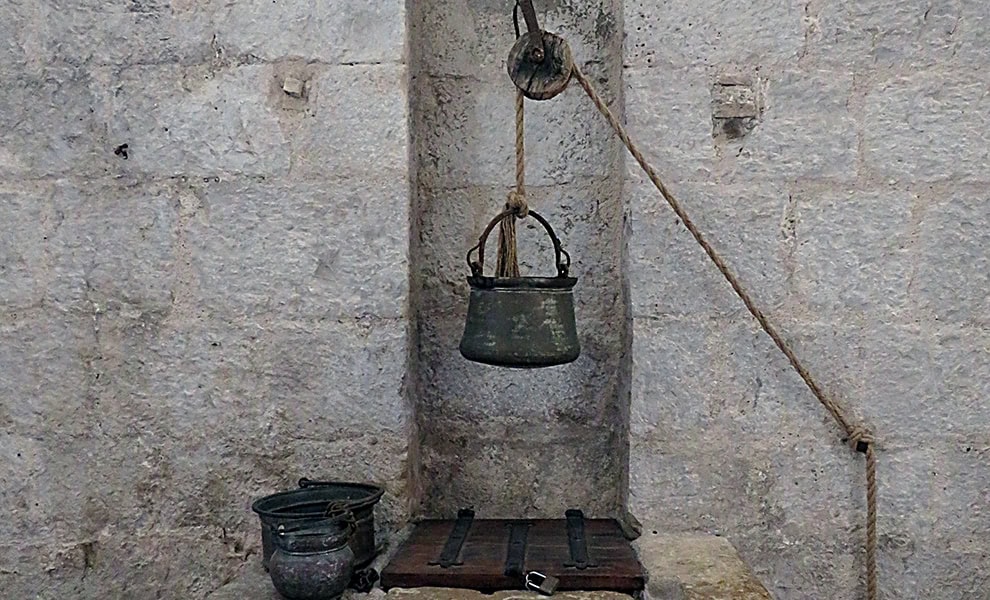 Castell de Peníscola, casa de l'Aigua, brocal de l'aljub by Enric